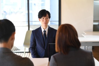 法務職の中途採用面接でよく聞かれる質問やポイントは何ですか？