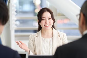 社労士事務所から企業内人事へのキャリアチェンジを検討しています。 人事業務経験はあるものの事業会社経験がないとやはり年収は下がってしまうでしょうか？