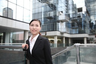 30代女性。子供を保育所に預けて働きたいと考えています。 時短勤務など福利厚生が整っている事務所、事業会社はあるのでしょうか？